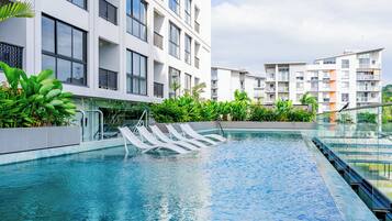 Una piscina al aire libre