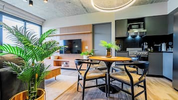 Apartment, 2 Bedrooms | Dining room