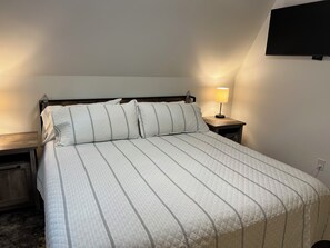 3 soverom, skrivebord, strykejern/-brett og reiseseng for barn