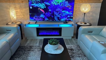 Smart TV, caminetto, videogiochi, tavolo da ping pong