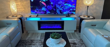 Smart TV, caminetto, videogiochi, tavolo da ping pong