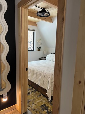 3 slaapkamers, een bureau, een strijkplank/strijkijzer, reisbedje