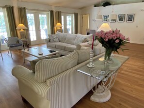 Smart TV, books, stereo, printers - Private 3-bedroom Villa in Inverness with Pool (Inverness)