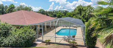 Utendørsbasseng og et oppvarmet basseng