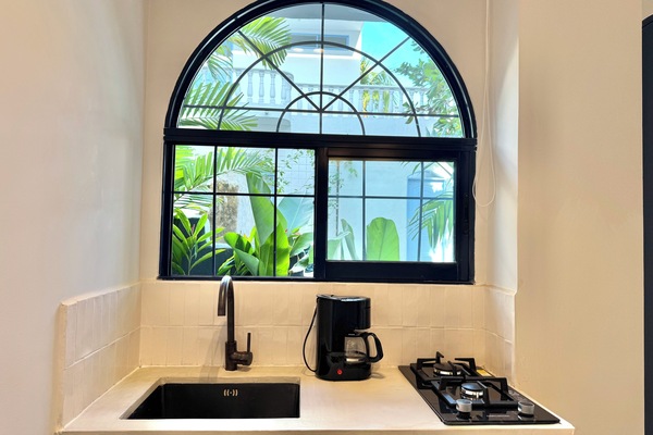 Frigobar, horno, placa de cocina, utensilios de cocina