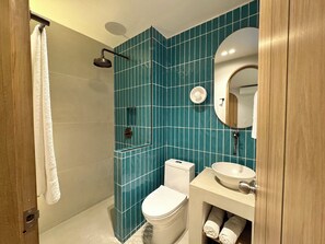 Studio Standard - 1 sovrum - privat badrum | Badrum | Dusch, gratis toalettartiklar, handdukar och tvål