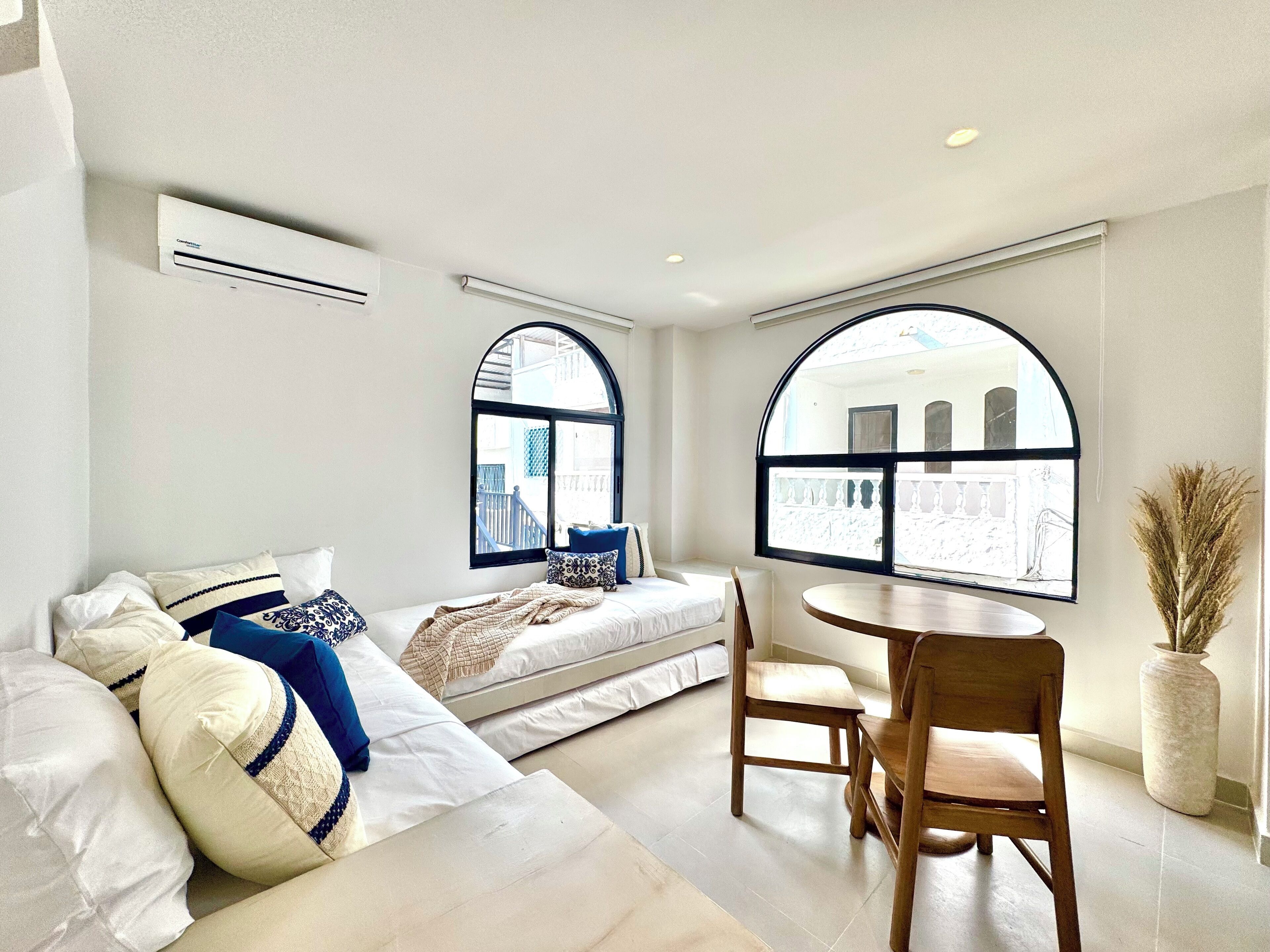 Standaard appartement, 1 slaapkamer, privébadkamer | Woonruimte | Een 49-inch televisie met digitale zenders