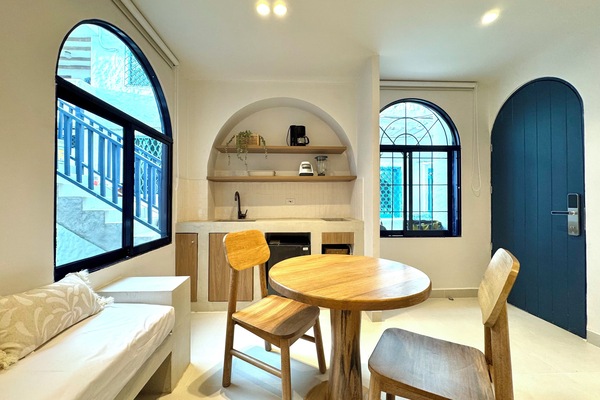 Standard-Apartment, 1 Schlafzimmer, eigenes Bad | Wohnbereich | 49-Zoll-Fernseher mit Digitalempfang