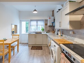 ثلاجة، ميكروويف، فرن، محمصة خبز