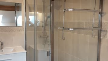 Douche, serviettes fournies, papier toilette