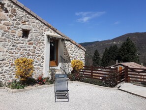 Property grounds - Country house in the heart of the Monts d'Ardèche Regional Park (Saint-Julien-du-Gua)