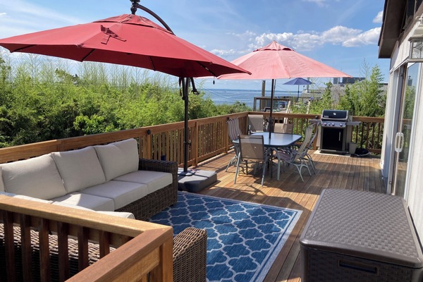 5 houses from the bay. Views of the bay and amazing sunsets!