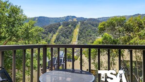 A balcony with a view of a mountainous landscape. - Sashas 2 - Central Village (Central Village)