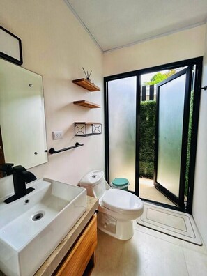 Dusche, Haartrockner, Handtücher, Toilettenpapier