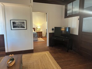 1 bedroom, desk, free WiFi, bed sheets