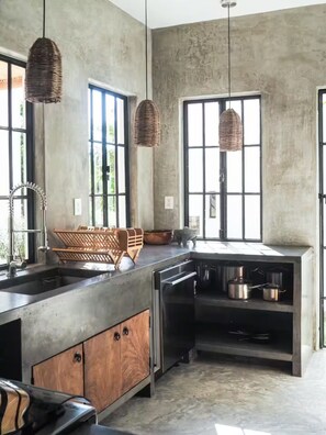 Réfrigérateur, four, lave-vaisselle, cafetière/bouilloire