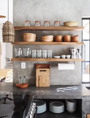 Refrigerador, horno, lavavajillas y cafetera y tetera