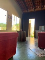 Quarto casal conforto, vista para o jardim | TV