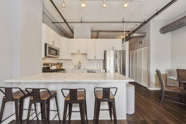 Refrigerador, microondas, horno y parrilla de estufa