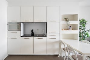 Fridge, microwave, dishwasher, coffee/tea maker