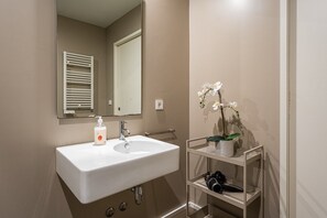 Dusj, hårføner og håndklær