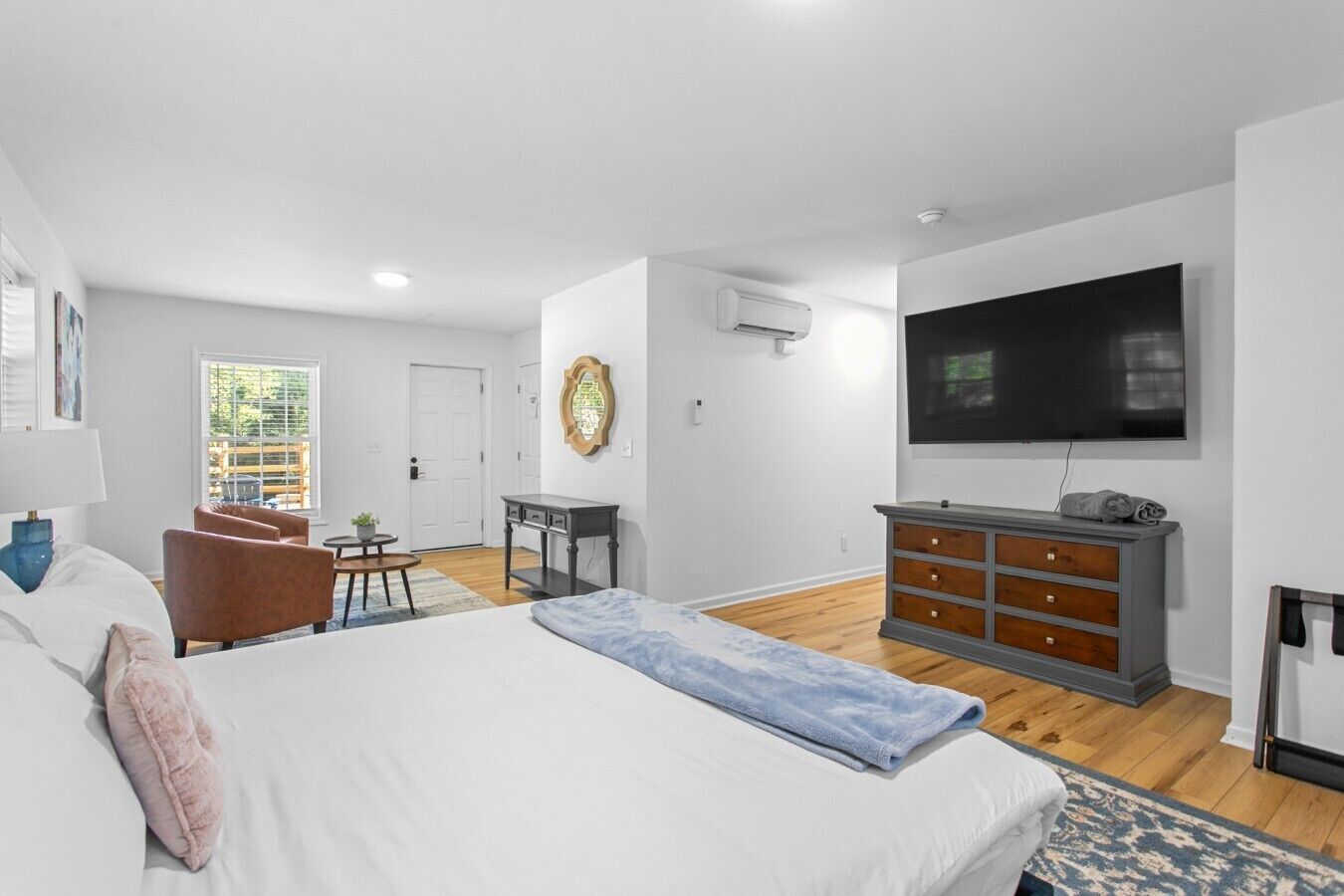 4 bedrooms, desk, iron/ironing board, travel crib