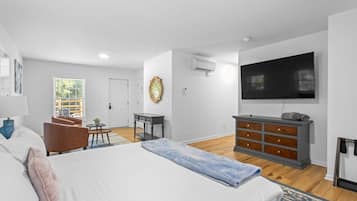 4 bedrooms, desk, iron/ironing board, travel crib