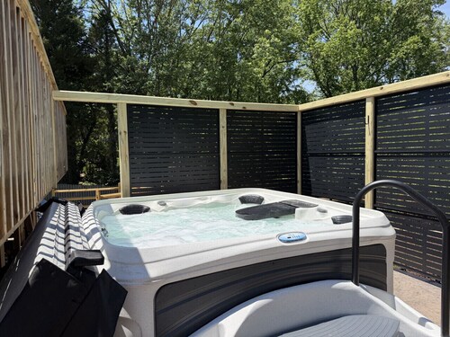 Horseshoes, Fire Pit, HOT TUB, Xbox Series S, Grill Outside