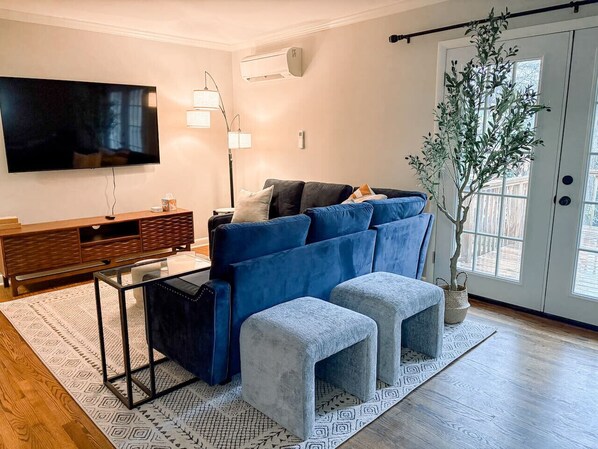 Smart-TV, Videospiele, Tischfußball, Arbeitsbereiche