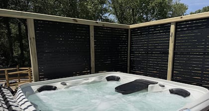 Horseshoes, Fire Pit, HOT TUB, Xbox Series S, Grill Outside