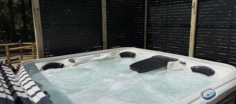 Horseshoes, Fire Pit, HOT TUB, Xbox Series S, Grill Outside