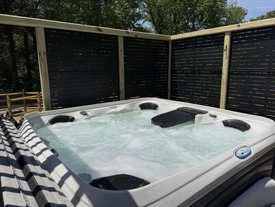 Horseshoes, Fire Pit, HOT TUB, Xbox Series S, Grill Outside