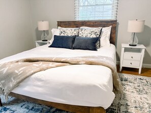 4 habitaciones, escritorio y tabla de planchar con plancha