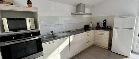 Kjøleskap, mikrobølgeovn, ovn og oppvaskmaskin