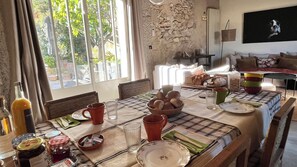 Free daily continental breakfast - Le 52 en Provence (Robion)