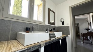 Superior-Suite, 2Â Schlafzimmer, eigenes Bad, Bergblick | Badezimmer | Dusche, Haartrockner, HandtĂŒcher, Seife