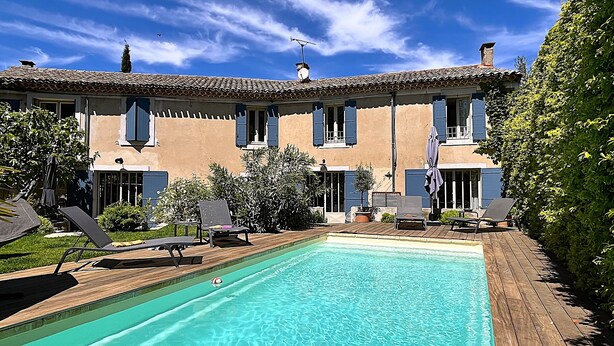 A pool area with lounge chairs and a wooden deck. - Le 52 en Provence (Robion)