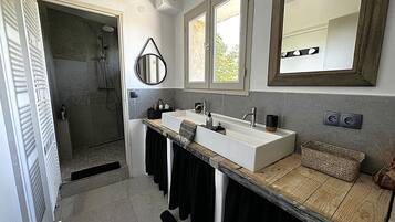 Douche, sèche-cheveux, serviettes fournies, savon