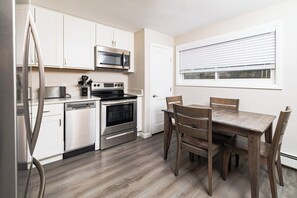 Fridge, microwave, oven, stovetop - Narragansett Pier - Ocean Road Apartment (Narragansett)