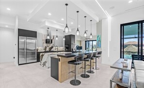 Køleskab, mikrobølgeovn, ovn, kogeplade