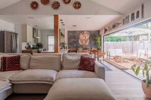 Smart-TV, peis, bøker og stereoanlegg