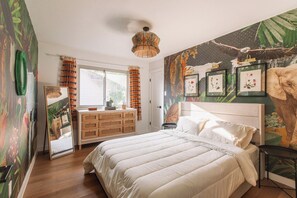 3 soverom, skrivebord, strykejern/-brett og reiseseng for barn