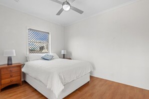 1 slaapkamer, een strijkplank/strijkijzer, wifi, beddengoed