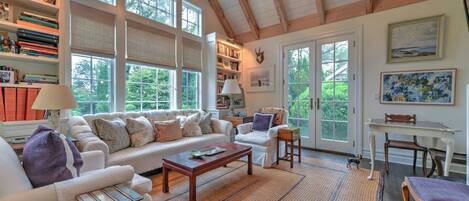 Tv, pejs, bordtennisbord, stereoanlæg