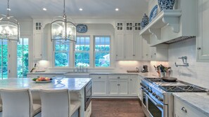 Mikrobølgeovn, kaffe-/temaskine, brødrister