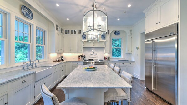 Mikrobølgeovn, kaffe-/temaskine, brødrister