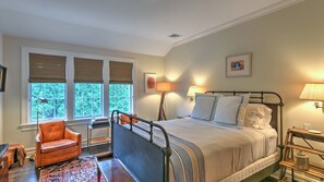 6 bedrooms, iron/ironing board, Internet, bed sheets - Traditional Home w/ English Gardens, Pool, Rec Room, Close to Ocean Beaches (Southampton)