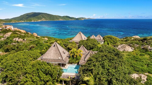 Salt Spring Villa - sister villa to Red Rock Villa, Spectacular pool and privacy