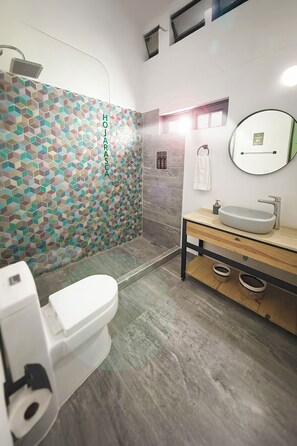 Habitación doble Deluxe, vista al patio | Baño | Regadera, jabón, shampoo, papel de baño 