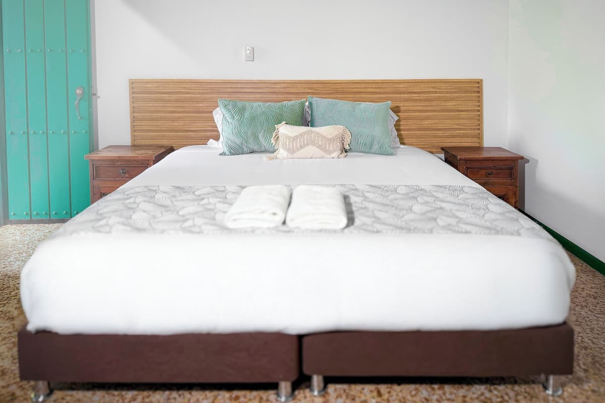 Ropa de cama de alta calidad, cubrecamas, wifi gratis y ropa de cama
